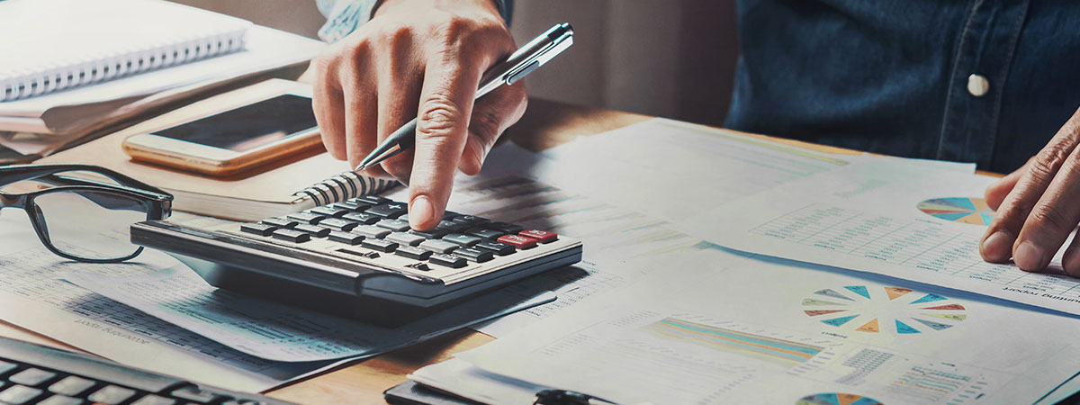 Manos de una persona digitando una calculadora