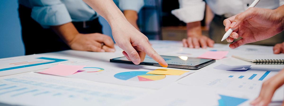 Manos de personas ejecutando un plan de acción.