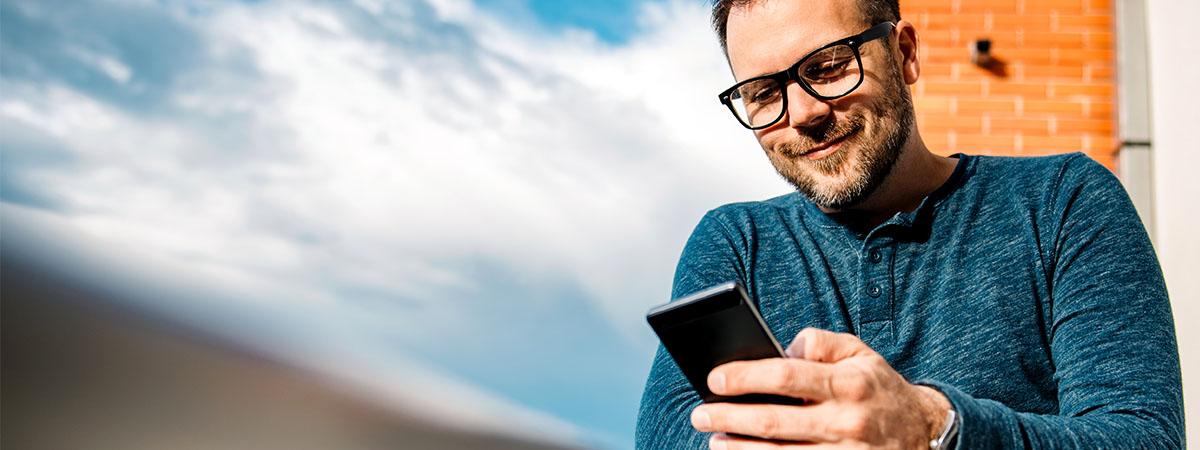 Hombre revisando su celular