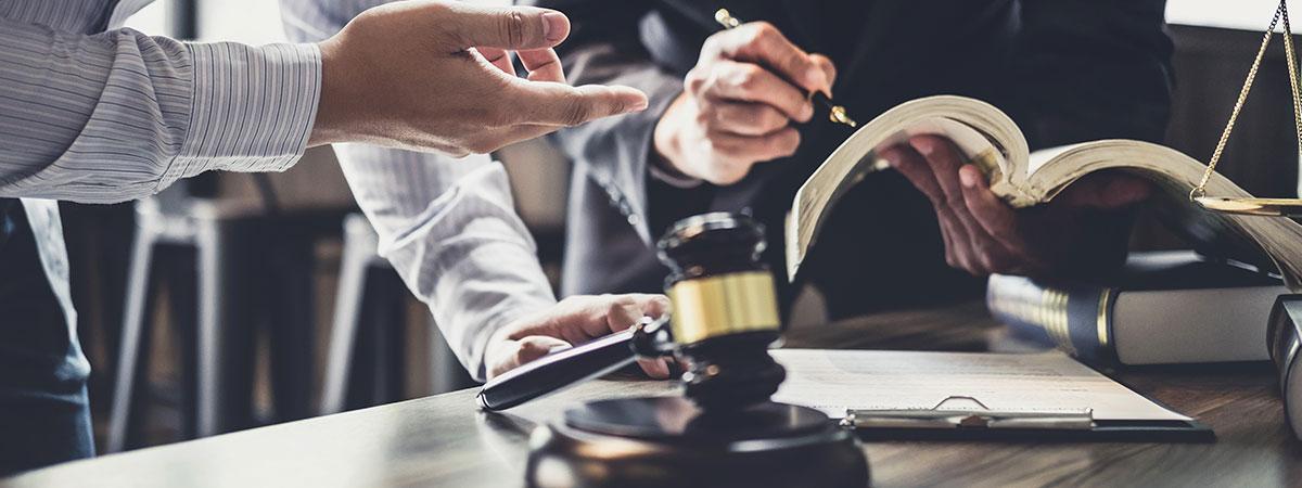 Dos personas dialogando en una oficina de servicio judicial