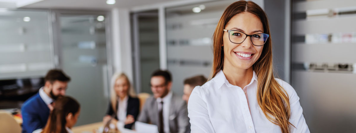 Mujer ejecutiva sonriendo