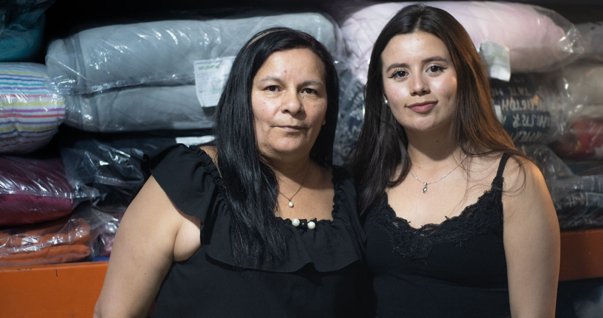 Mujer empresaria y su hija sonriendo