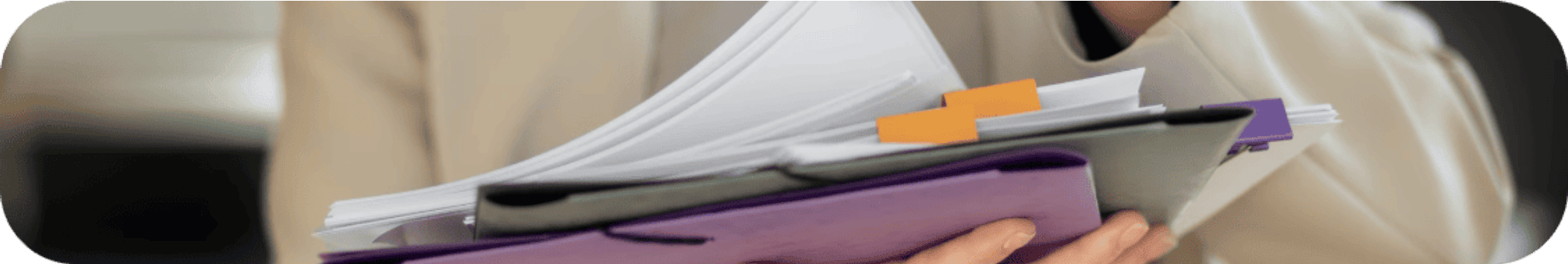 Imagen de señora sosteniendo unas carpetas con documentos